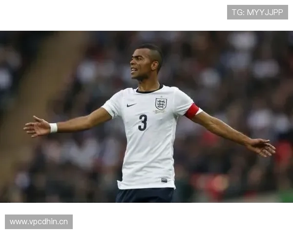 阿什利·科尔与巴西边后卫席尔瓦在防守节奏上出现分化，阿什利更依赖单点驱动