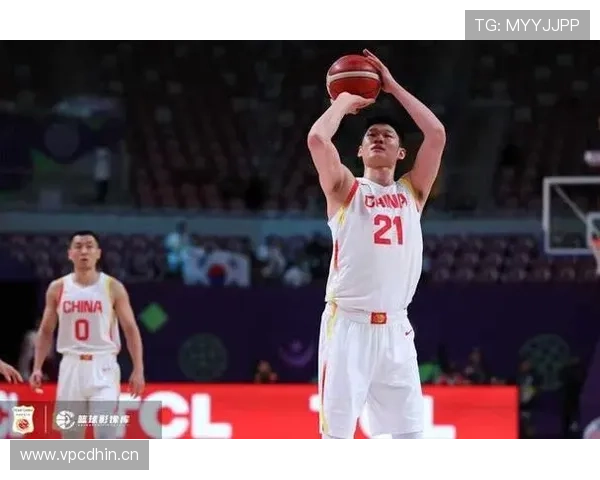 胡金秋背着普通双肩包挤地铁，手腕那块表比我半年工资值钱